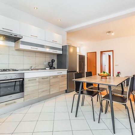 Beachfront Apartment Jesenice  Exterior foto