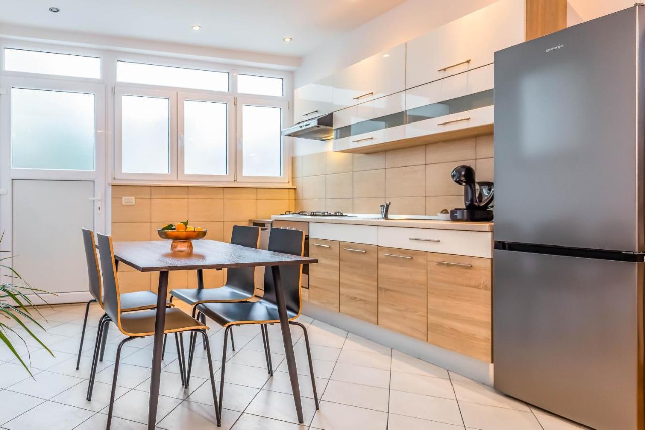 Beachfront Apartment Jesenice  Exterior foto