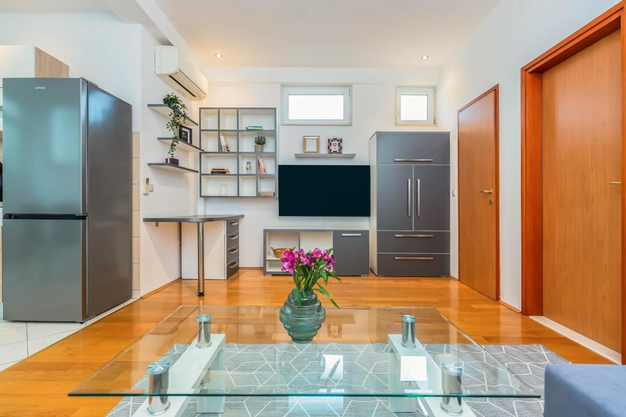 Beachfront Apartment Jesenice  Exterior foto