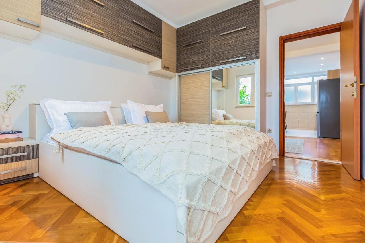 Beachfront Apartment Jesenice  Exterior foto